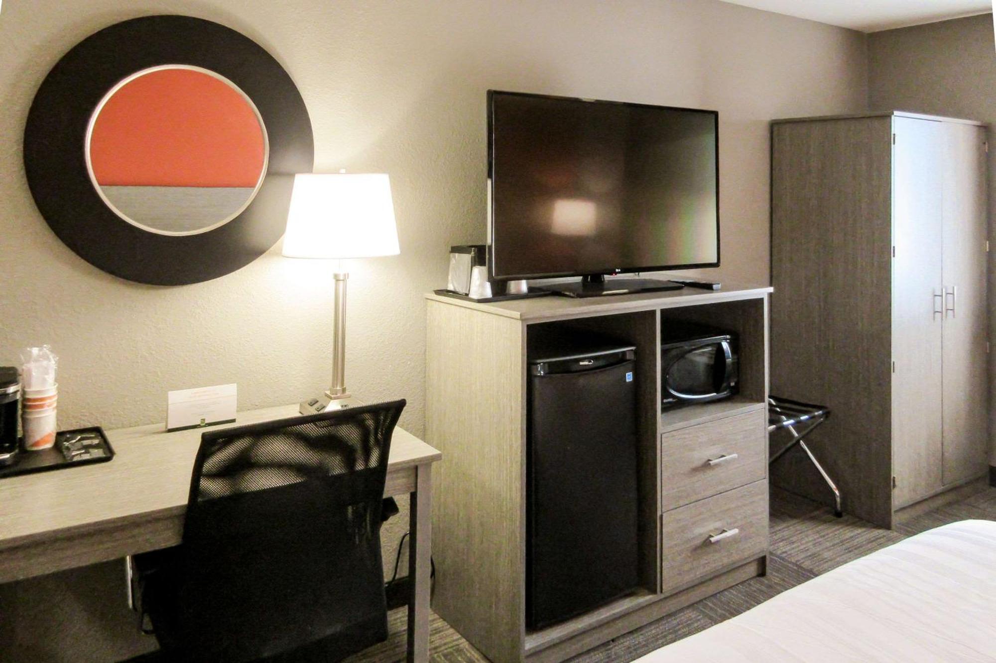 Hotel Quality & Near I-8090